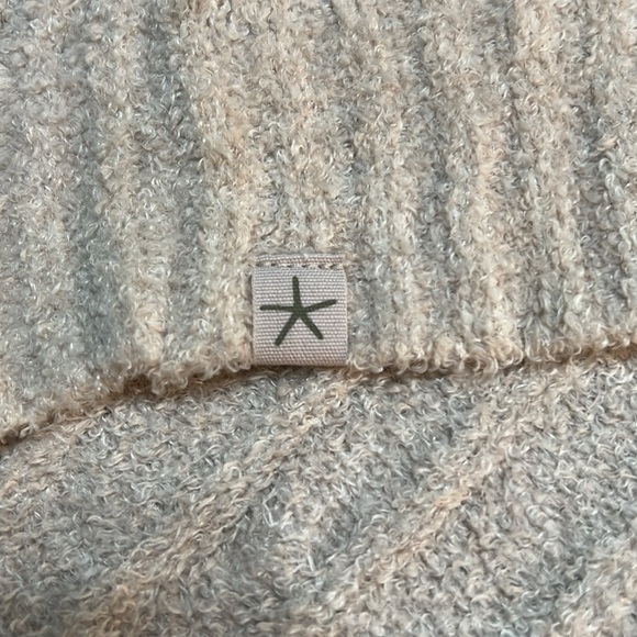 Barefoot Dreams Cream Colored CozyChic Lite Cable Shrug. Size S/M. - Picture 13 of 13